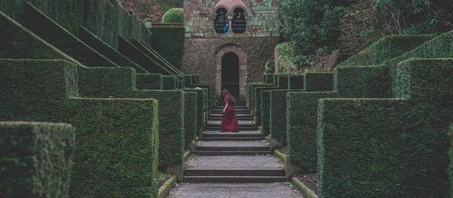 公开线索对照：男团成员深夜乘车离开高层小区，知情人称已来往半年