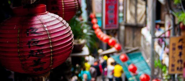 公开线索对照：剧组路透机位被指对着休息室门，摄影组说「在等转场」