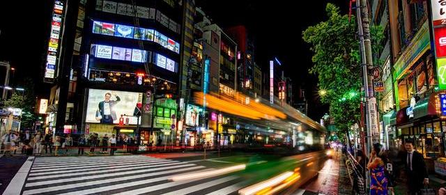 公开线索对照：顶流代言海报被指用了旧脸，精修团队说「素材库提错年」