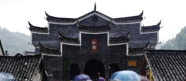 时间线摘录：饭圈接机大巴被指没报备，交警和经纪公司各发了一条劝离